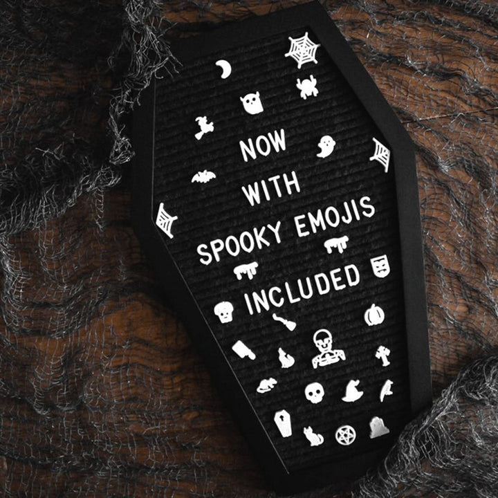 Buchstabenbrett mit gruseligen Motiven für Halloween und Partys