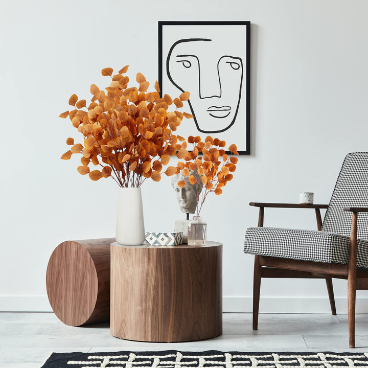 Herbstliche Dekoration mit künstlichen Eukalyptusblättern in Orange