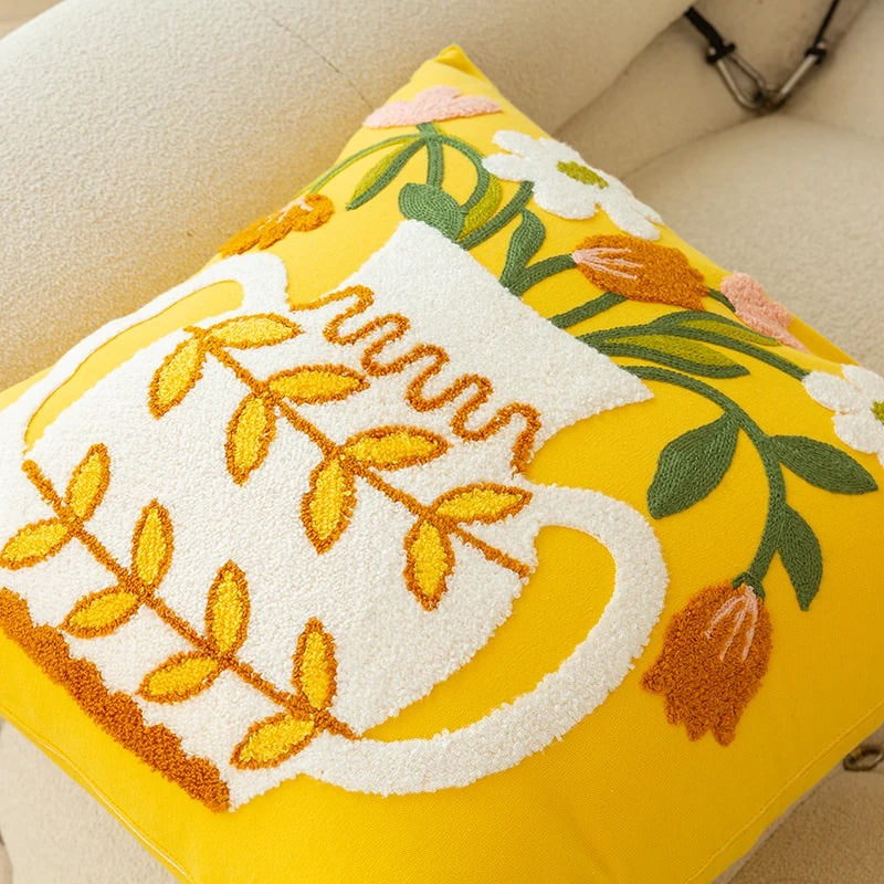 Kissenbezug mit bestickten Blumen in Vase