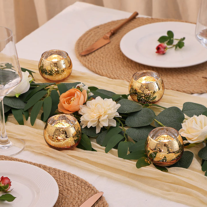 Detailansicht eines goldenen Votivkerzenhalters auf einer festlichen Tafel