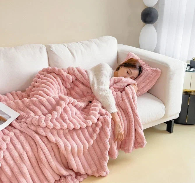 Leichte Fleece-Kuscheldecke auf einem Sofa