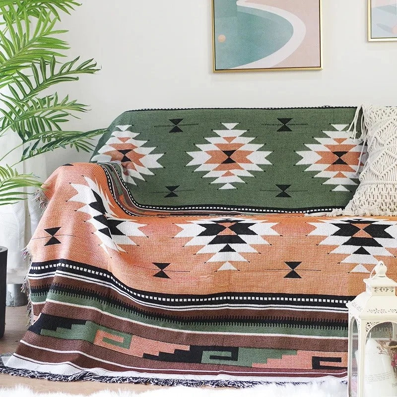 Sofadecke aus Polyester im Boho Stil dekorativ über einem Sofa drapiert