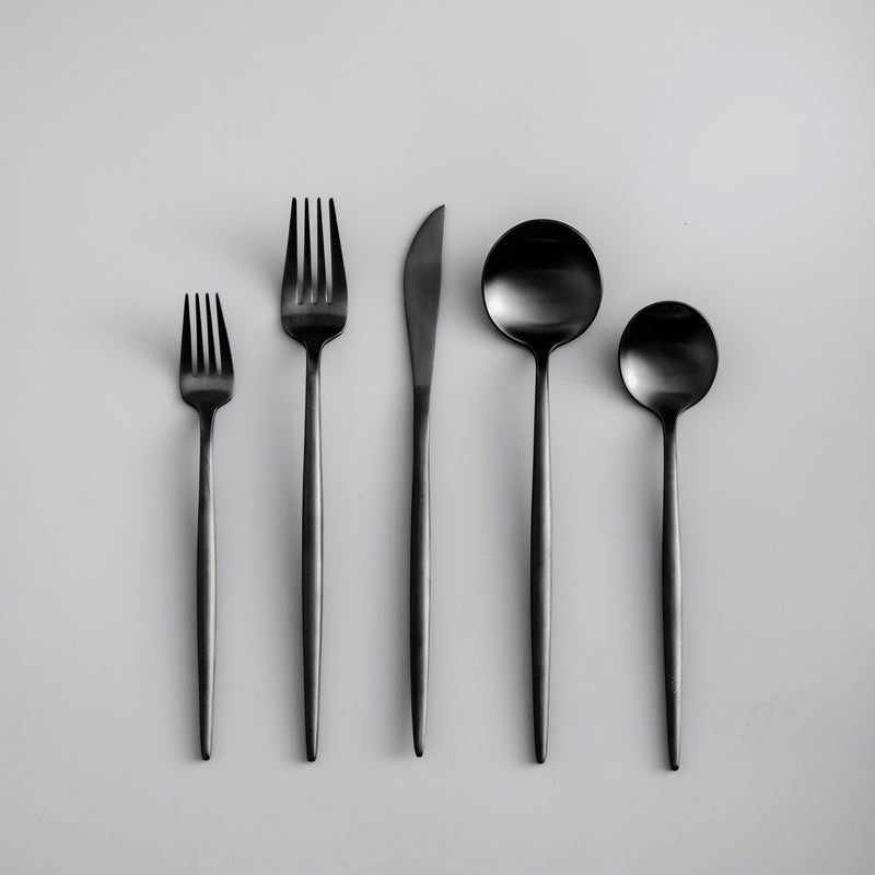 Elegantes Besteckset für den Esstisch