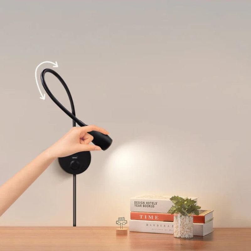 Wandleuchte mit USB-Anschluss als praktische Leselampe neben dem Bett