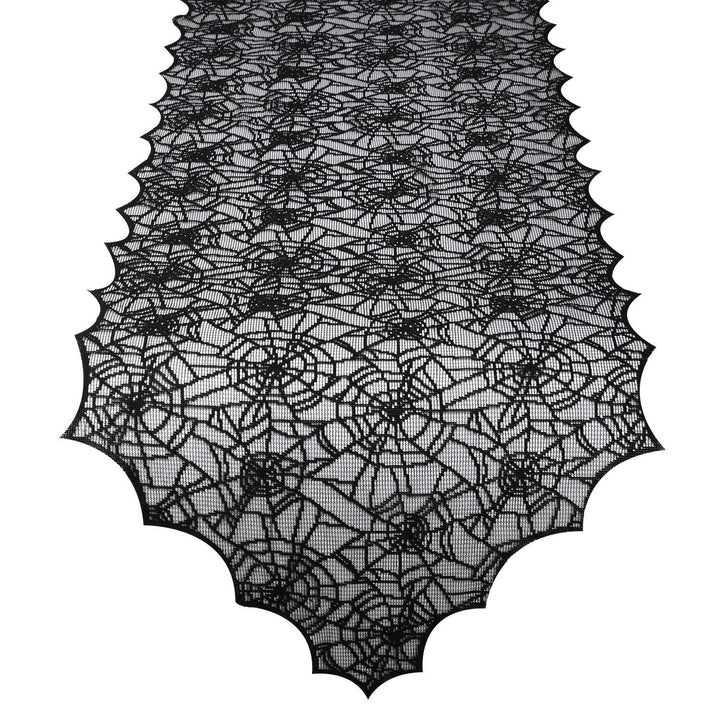 Halloween-Tischläufer mit dekorativer Spinnennetzspitze auf einem festlich gedeckten Tisch
