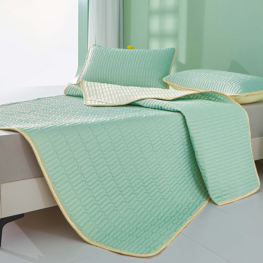 Matratzenauflage mit Kühleffekt in modernem Schlafzimmer auf Doppelbett