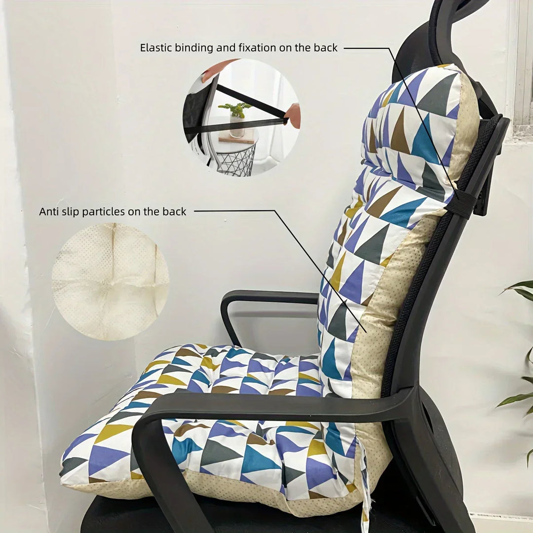 Sitzkissen mit Rückenlehne in neutraler Farbe auf Holzstuhl