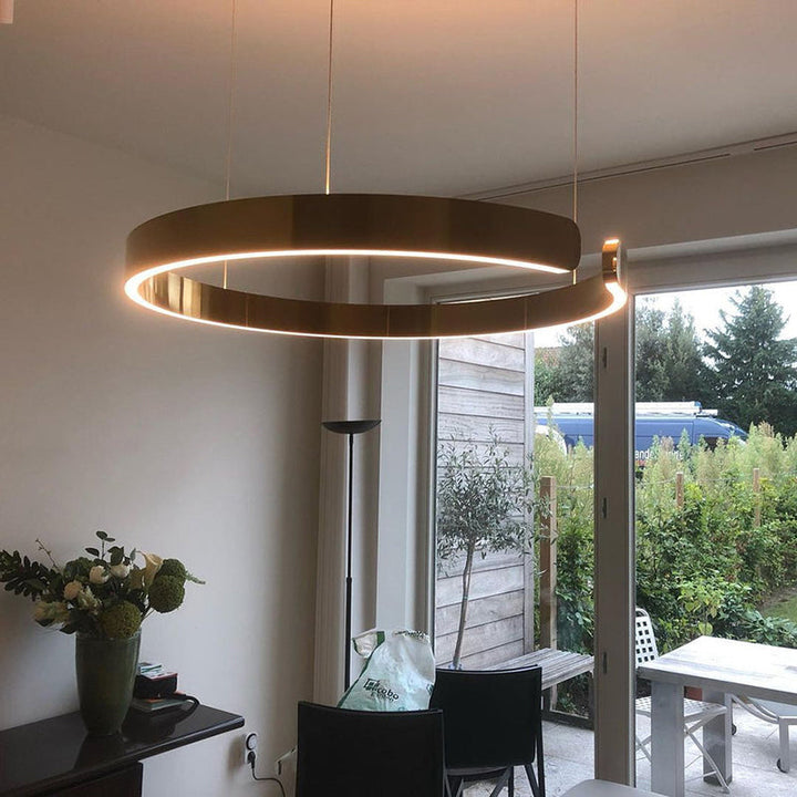 Moderne LED Pendelleuchte in Ringform mit Deckenmontage
