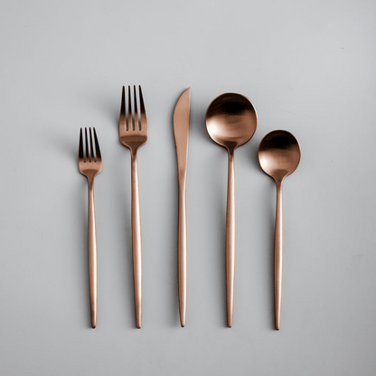 Elegantes Besteckset für den Esstisch