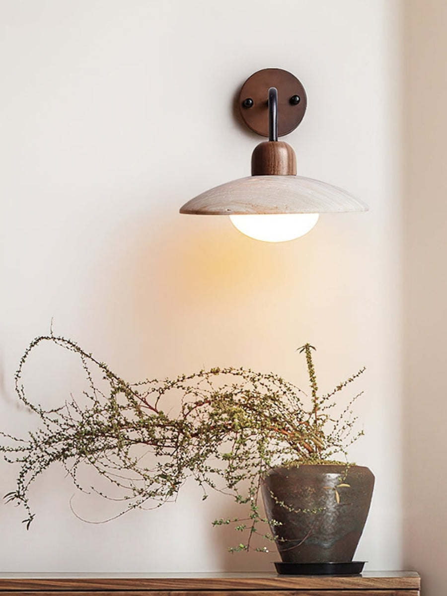 Moderne Travertin Wandleuchte – Scheibenform mit Holz- und Metallelementen