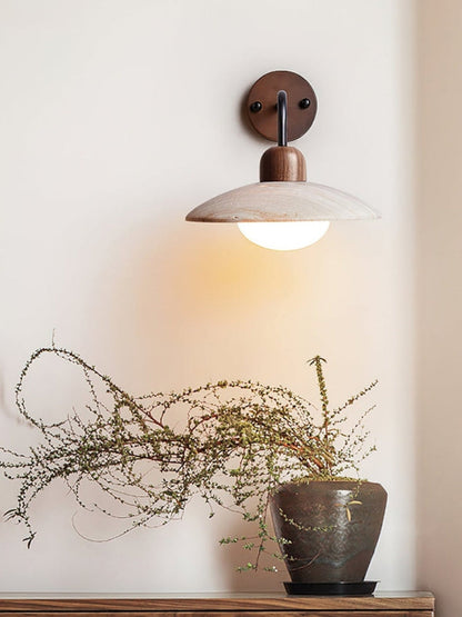 Moderne Travertin Wandleuchte – Scheibenform mit Holz- und Metallelementen