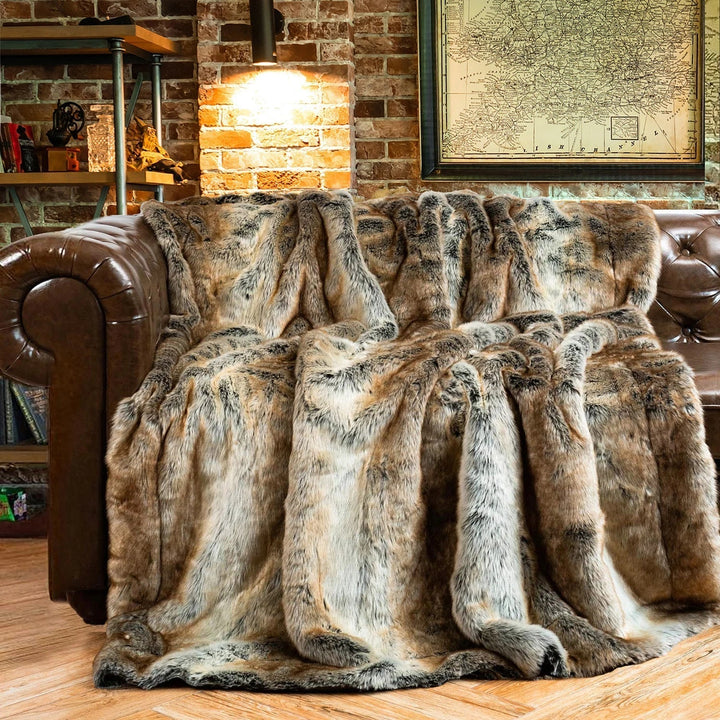 Flauschige Kuscheldecke aus Kunstfell in weicher Optik