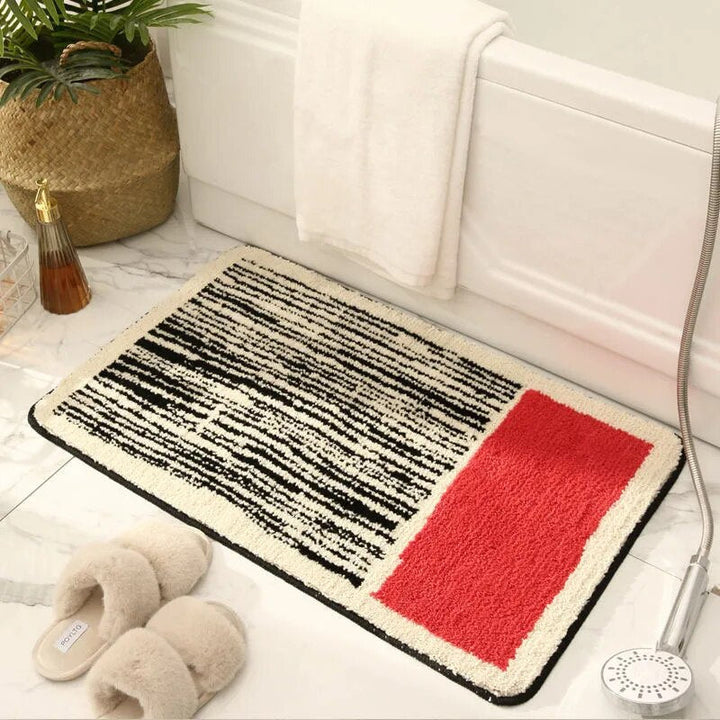 Badematte als wohnliches Accessoire neben einer Badewanne