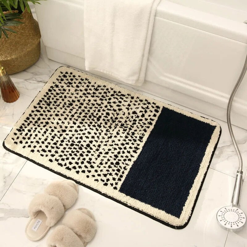 Abstrakte Badematte ergänzt eine elegante Badezimmereinrichtung