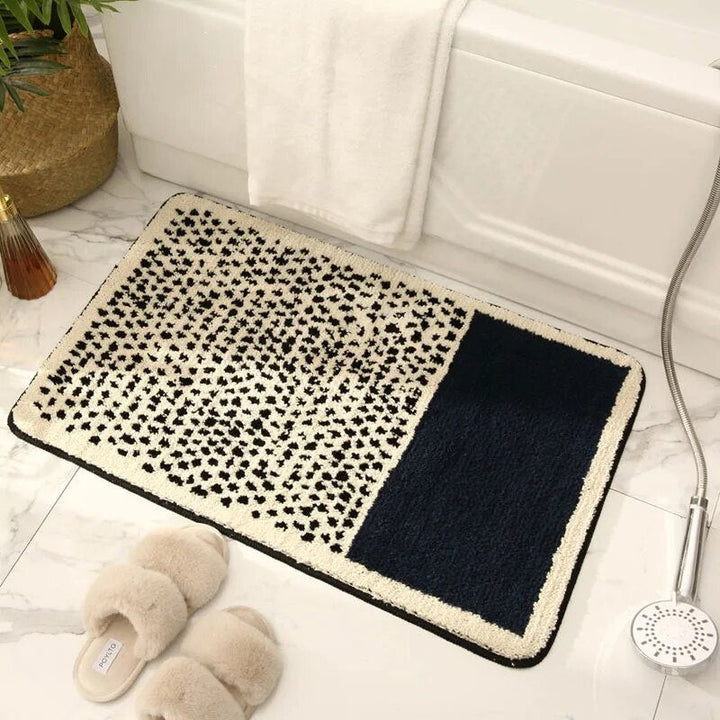 Abstrakte Badematte ergänzt eine elegante Badezimmereinrichtung