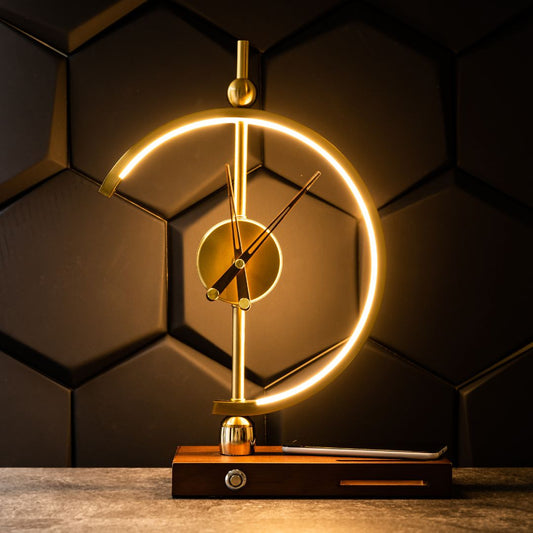 Moderne LED-Tischlampe mit Uhr und kabelloser Ladefunktion