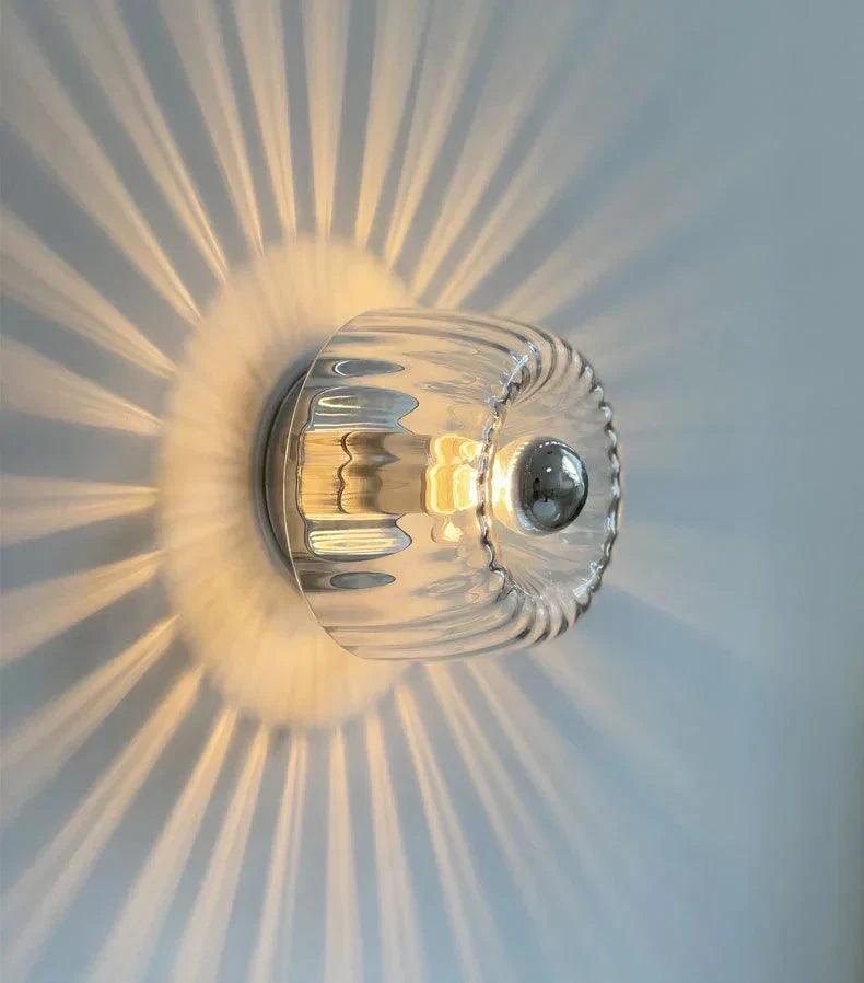 Wellenförmige Glas-Wandleuchte im nordischen Stil – Lichtakzent mit Strahleneffekt