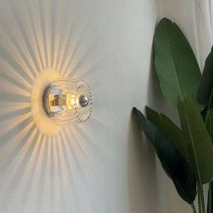 Wellenförmige Glas-Wandleuchte im nordischen Stil – Lichtakzent mit Strahleneffekt
