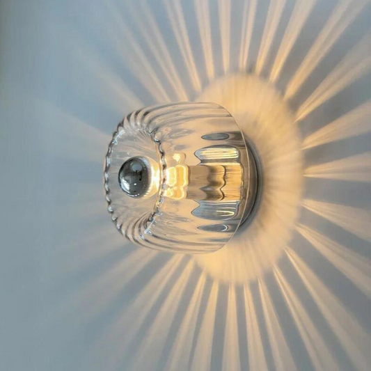 Wellenförmige Glas-Wandleuchte im nordischen Stil – Lichtakzent mit Strahleneffekt