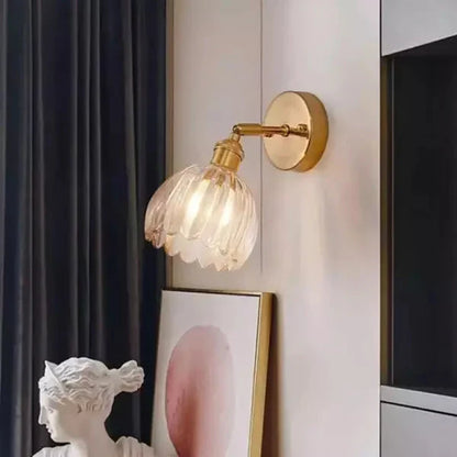 Wandleuchte mit tulpenförmigem Glasschirm im Retro-Stil