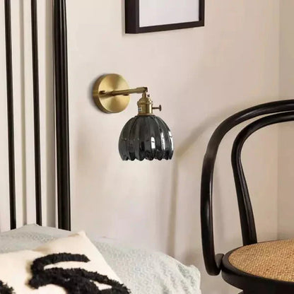 Wandleuchte mit tulpenförmigem Glasschirm im Retro-Stil