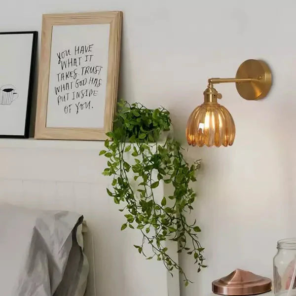 Wandleuchte mit tulpenförmigem Glasschirm im Retro-Stil