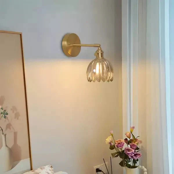 Wandleuchte mit tulpenförmigem Glasschirm im Retro-Stil