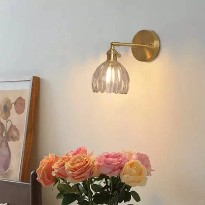 Wandleuchte mit tulpenförmigem Glasschirm im Retro-Stil
