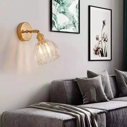 Wandleuchte mit tulpenförmigem Glasschirm im Retro-Stil