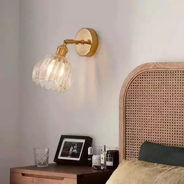 Wandleuchte mit tulpenförmigem Glasschirm im Retro-Stil