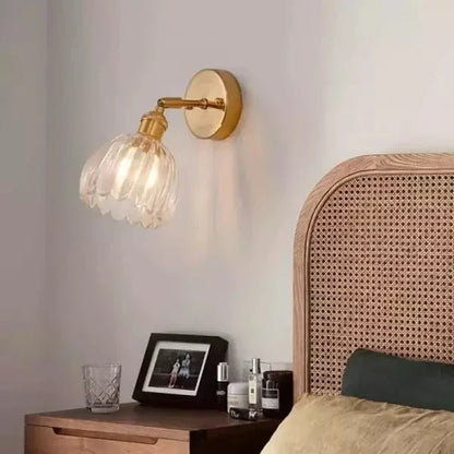 Wandleuchte mit tulpenförmigem Glasschirm im Retro-Stil