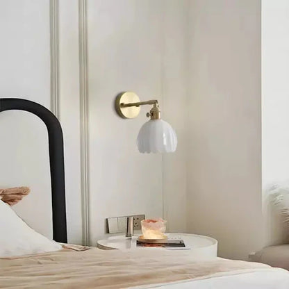 Wandleuchte mit tulpenförmigem Glasschirm im Retro-Stil