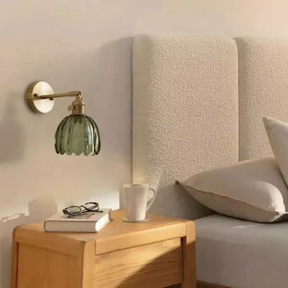 Wandleuchte mit tulpenförmigem Glasschirm im Retro-Stil