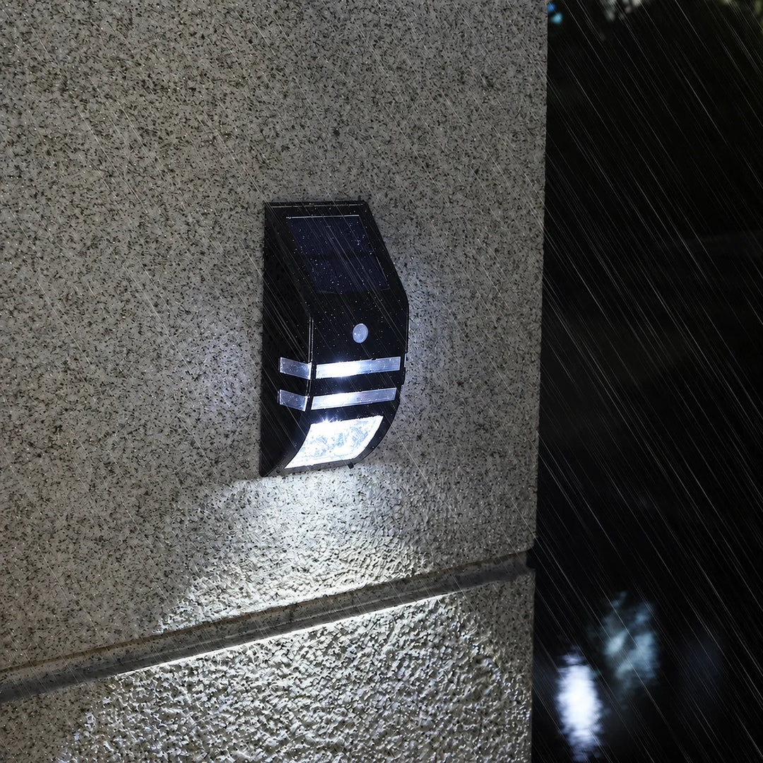 Solar-Wandleuchte mit LED und Bewegungsmelder an einer Hauswand montiert