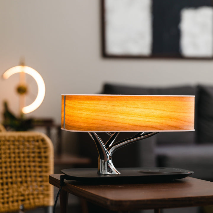 Design LED Tischlampe mit Holzoptik, Bluetooth Lautsprecher und Wireless Ladefunktion