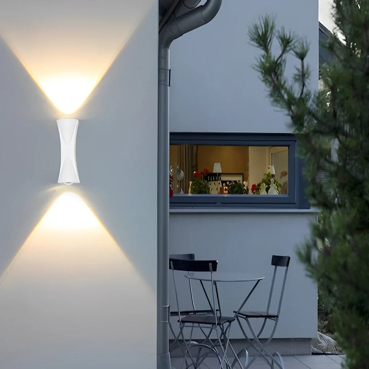 Moderne LED-Wandleuchte für den Außenbereich