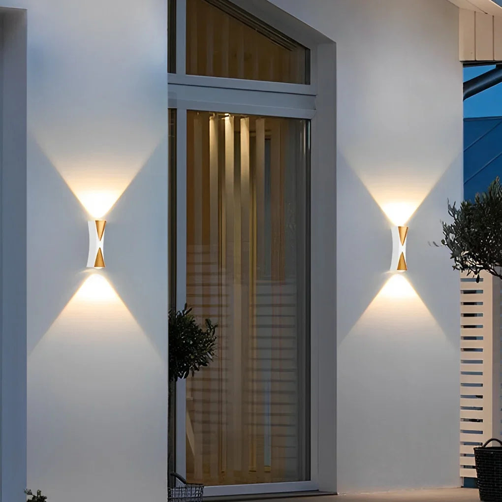 LED-Außenleuchte neben einem Hauseingang montiert