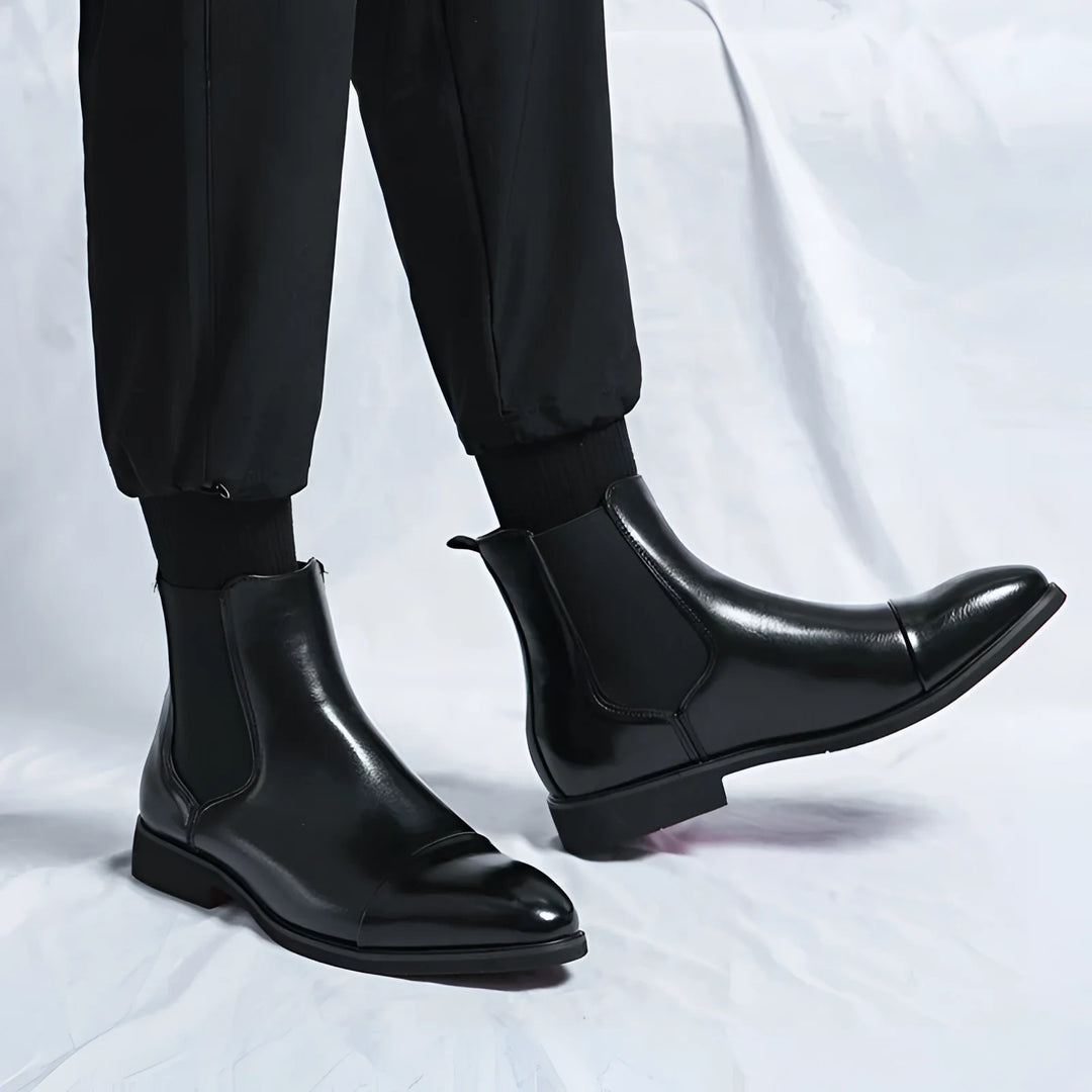 Herren Chelsea Stiefel in Schwarz mit Roter Sohle und Spitzem Design