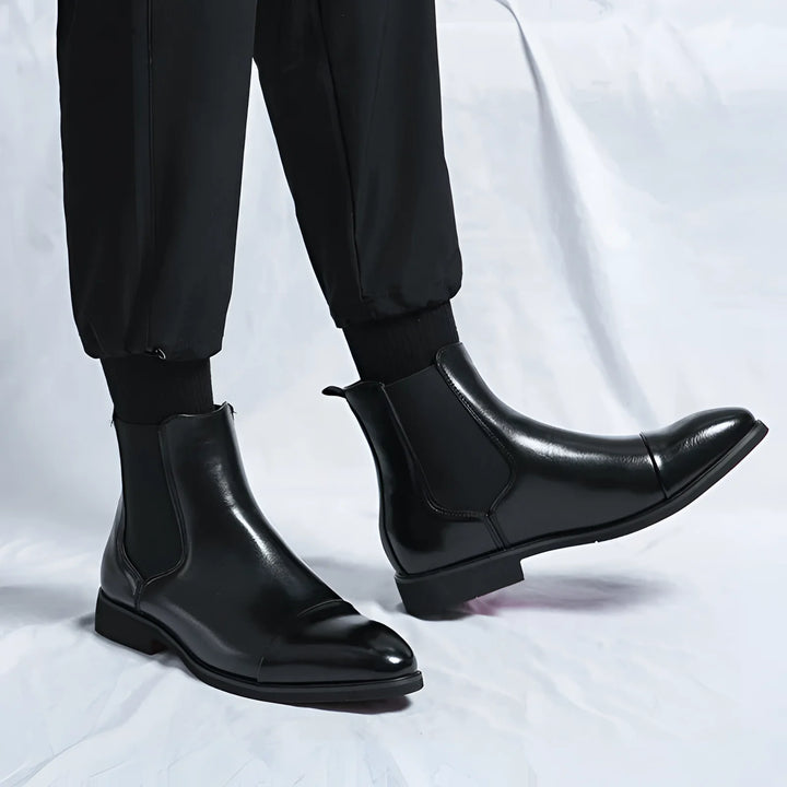 Herren Chelsea Stiefel in Schwarz mit Roter Sohle und Spitzem Design