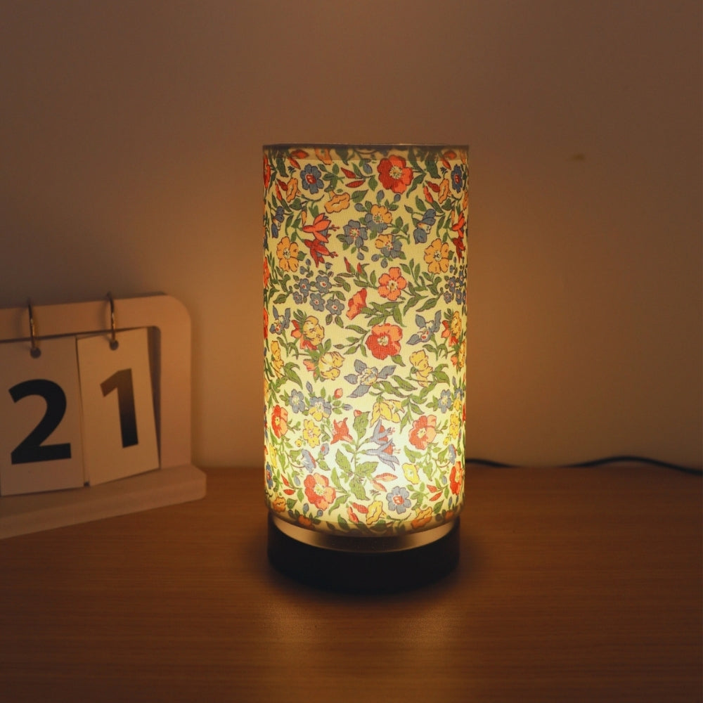 Tischlampe mit Blumenstoff – Botanisches Design für stimmungsvolles Licht