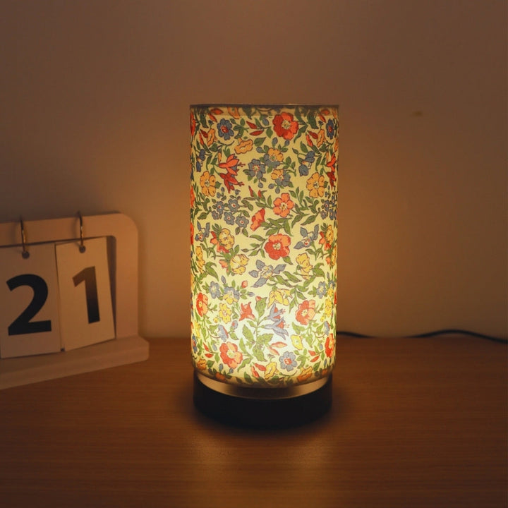Tischlampe mit Blumenstoff – Botanisches Design für stimmungsvolles Licht