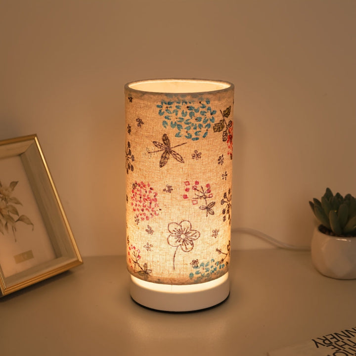 Tischlampe mit Blumenstoff – Botanisches Design für stimmungsvolles Licht