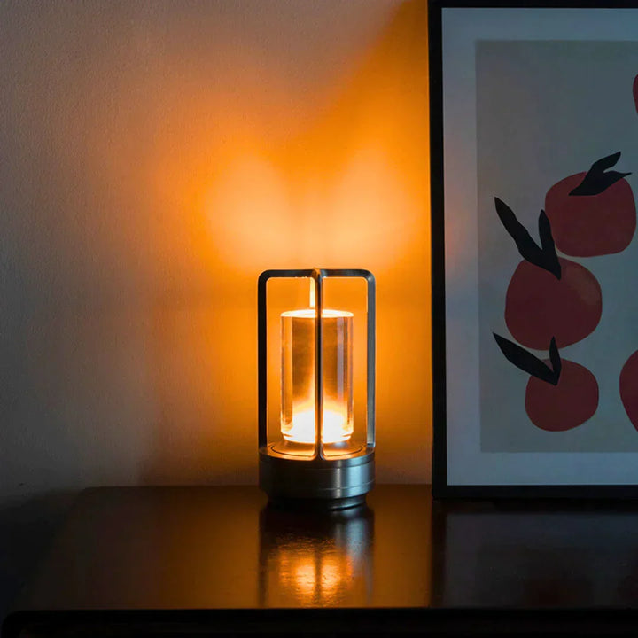 Elegante Kristall-Tischlampe auf einem Beistelltisch