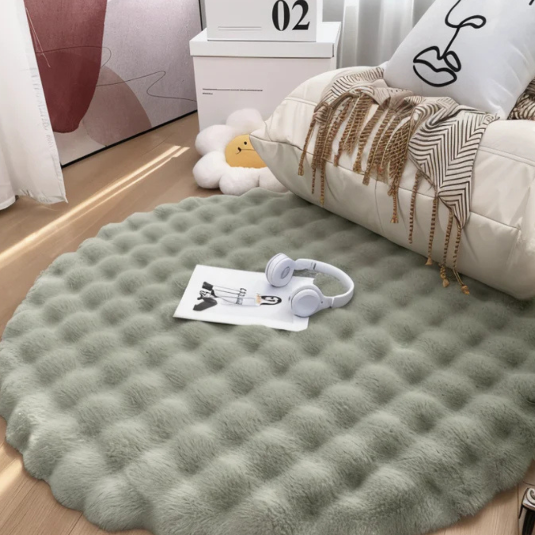 Runder Fleeceteppich als gemütliche Bodenmatte im Schlafzimmer
