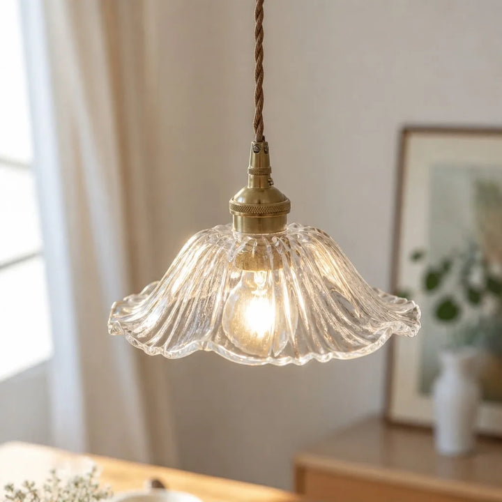 Vintage-Pendelleuchte aus Glas mit elegant geschwungenem Blütenschirm