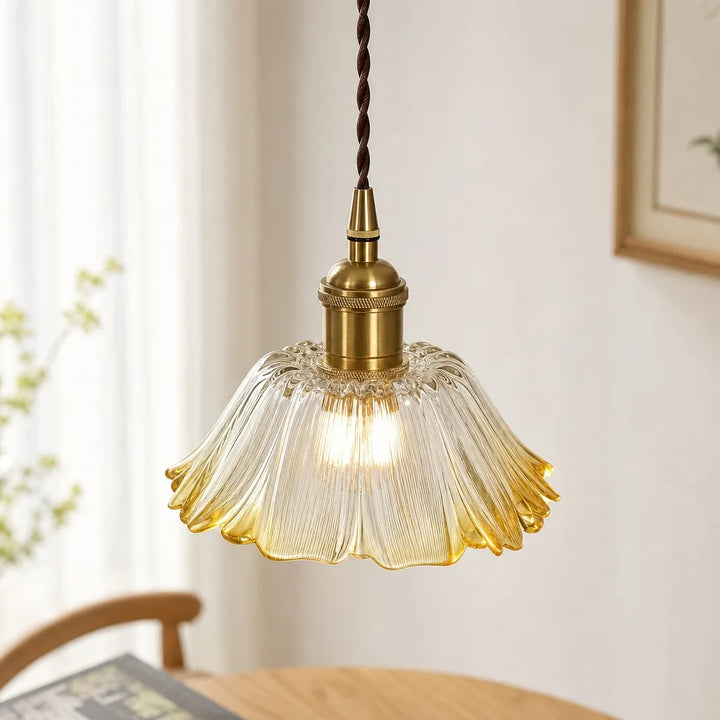 Nahaufnahme des Glas-Schirms der Vintage-Pendelleuchte mit feinen Details