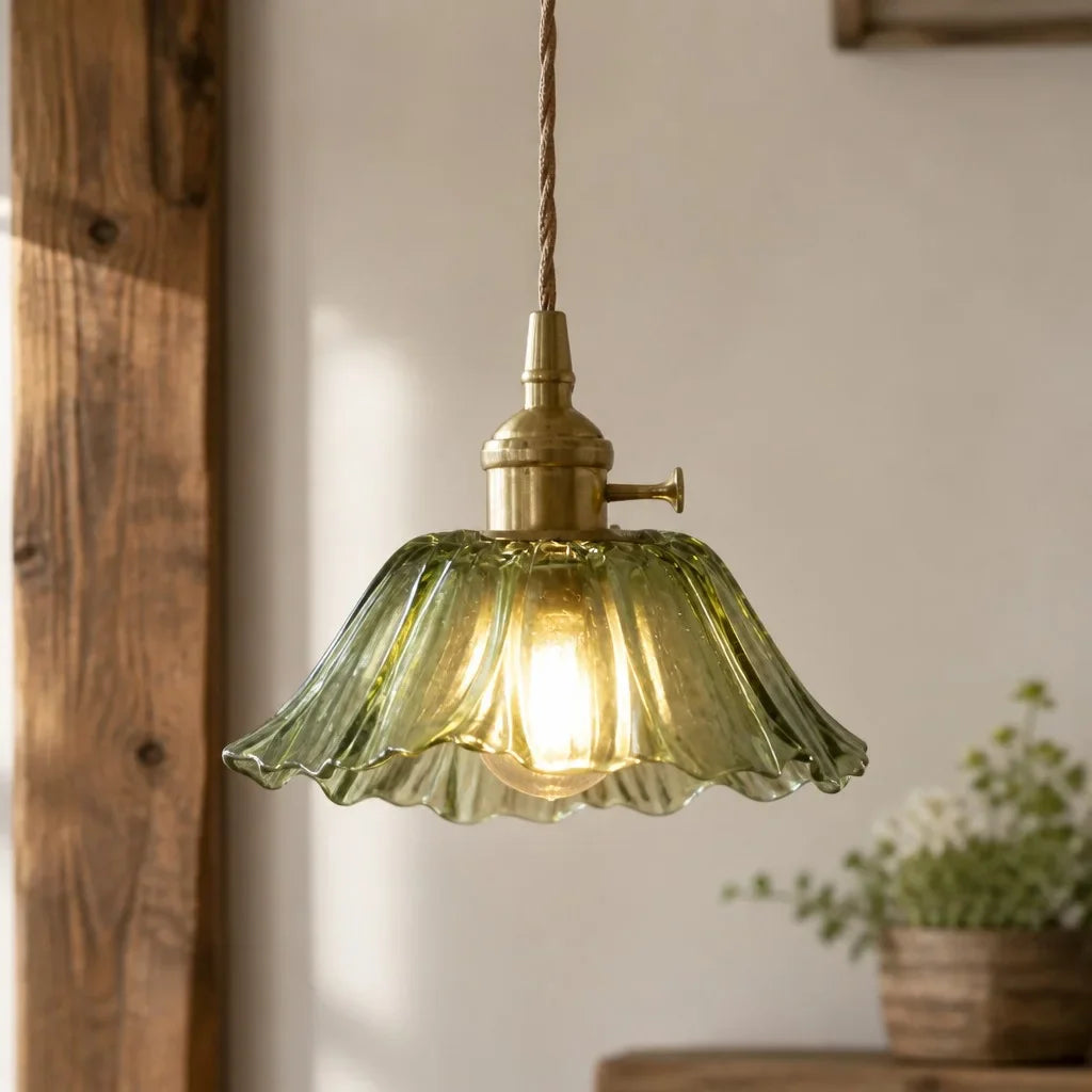 Pendelleuchte aus Glas im Vintage-Design über einem Tisch inszeniert