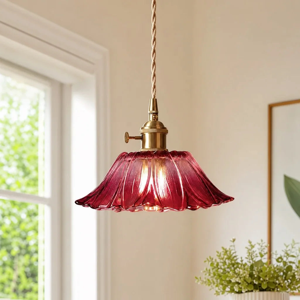 Seitliche Ansicht der blütenförmigen Glas-Pendelleuchte mit Kabelaufhängung