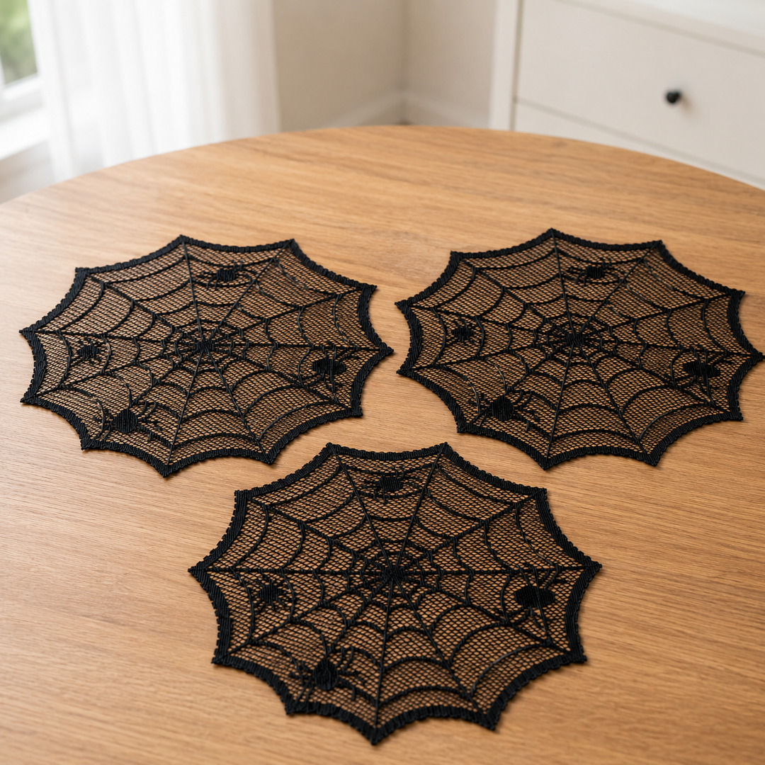 Schwarzes Halloween-Tischset mit dekorativem Spinnennetz auf einem gedeckten Tisch