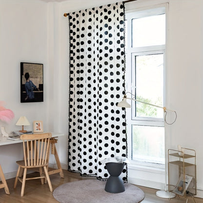 Vorhang mit Punkten – Fensterdekoration mit Quastenabschluss